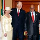 After the welcoming ceremony, King Harald and Queen Sonja met with President Jacob Zuma and Mrs Zuma (Photo: Lise Åserud, Scanpix)